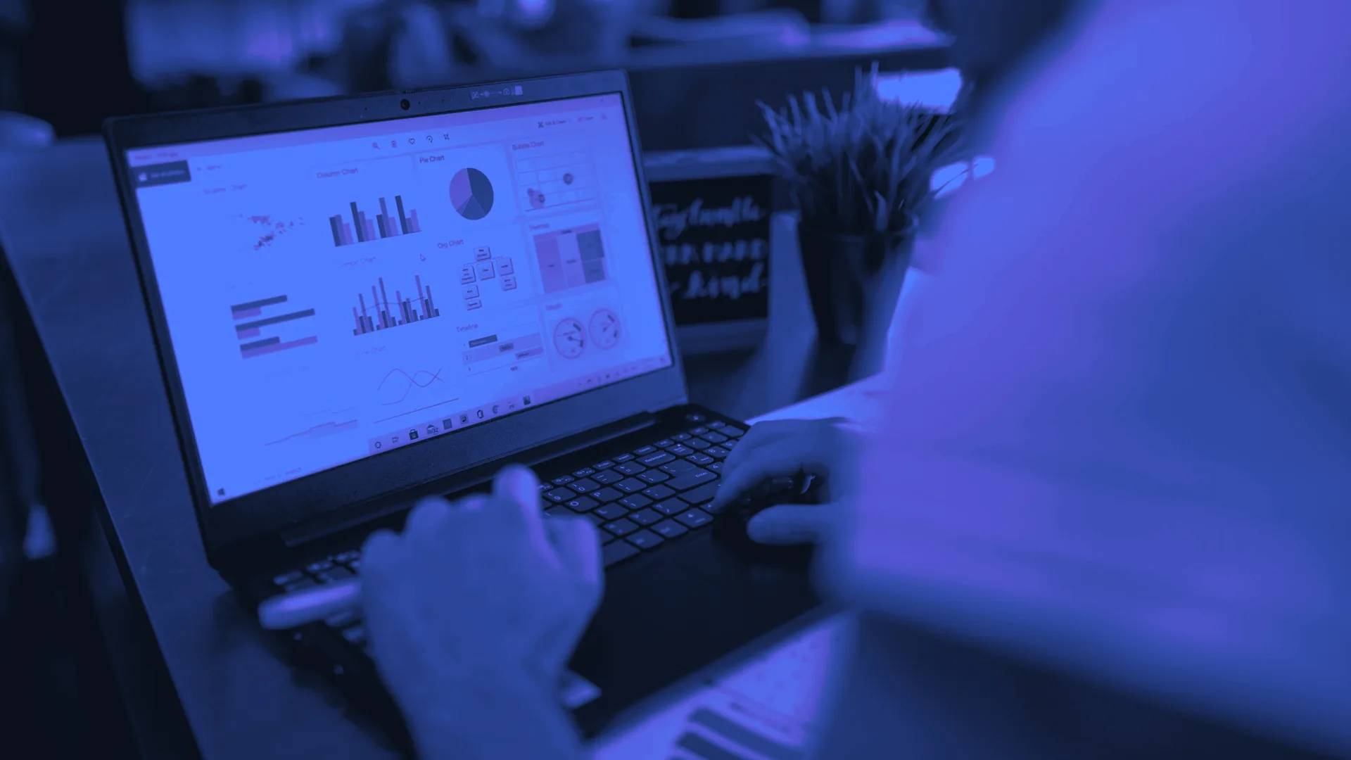 Ordinateur portable affichant des graphiques de suivi, pour analyser les contacts issus d’un achat de leads qualifiés