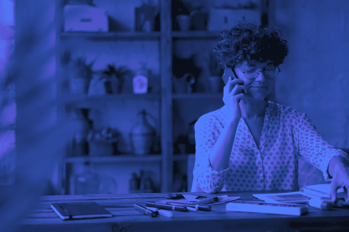 Conseillère au téléphone dans un bureau, prête à répondre à une demande de contact ExternDesk