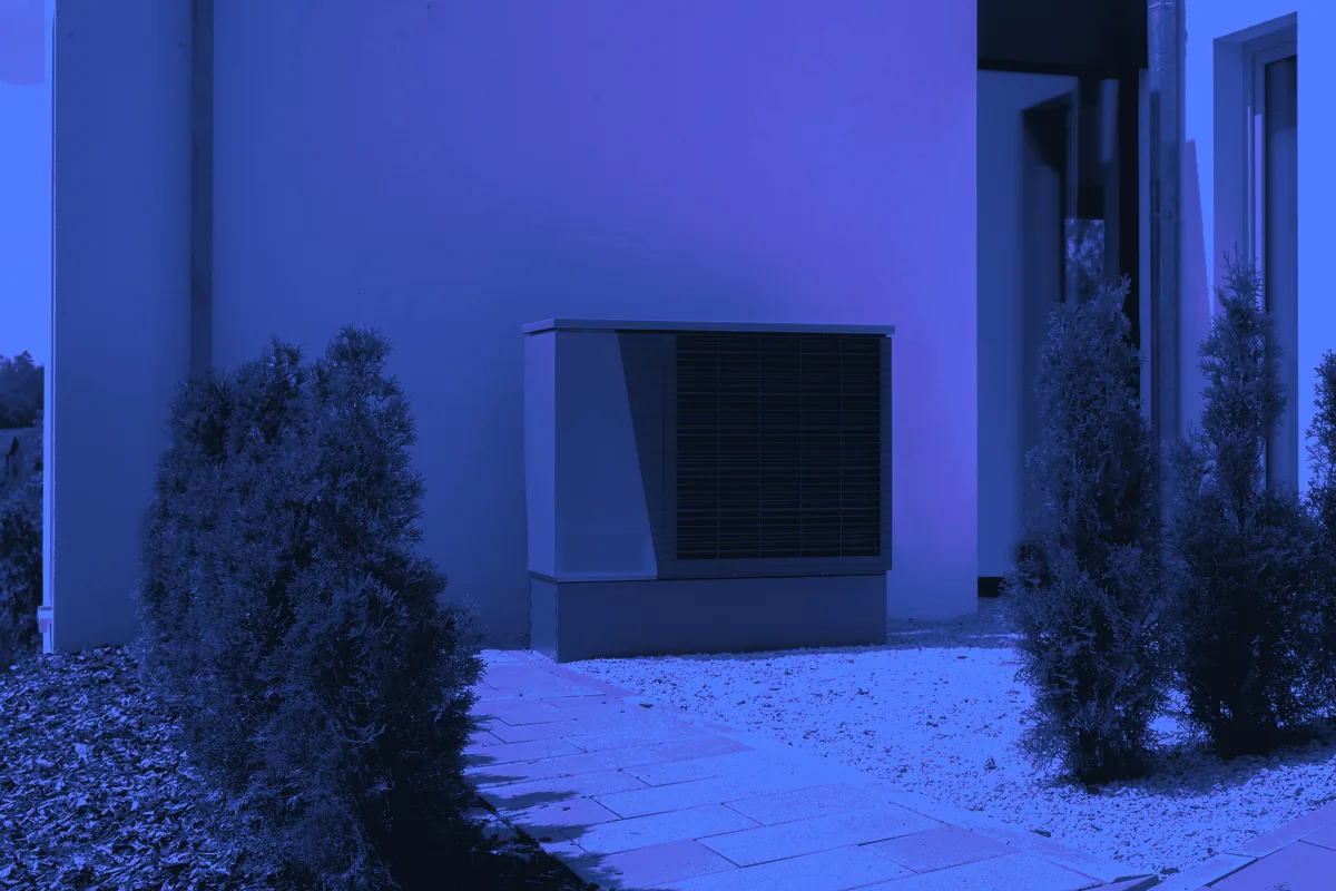 Unité extérieure de pompe à chaleur installée au pied d’une maison récente, cible des leads pompe à chaleur